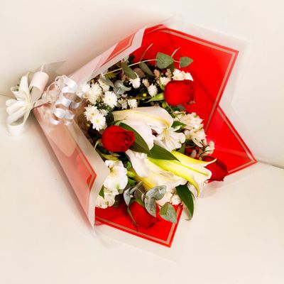 Buquê Delírio – Lírios e Rosas Vermelhas
