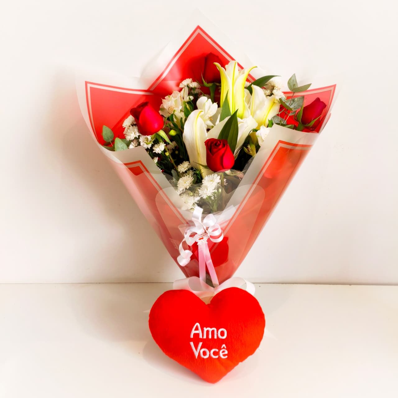 Buquê Delírio – Lírios, Rosas Vermelhas e Coração