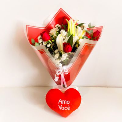 Buquê Delírio – Lírios, Rosas Vermelhas e Coração