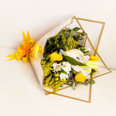 Buquê Delírio – Lírios, Rosas Amarelas e Ferrero Rocher