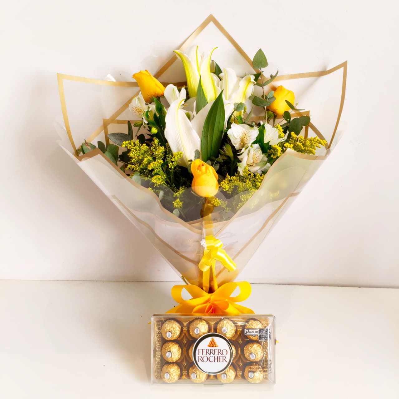 Buquê Delírio – Lírios, Rosas Amarelas e Ferrero Rocher