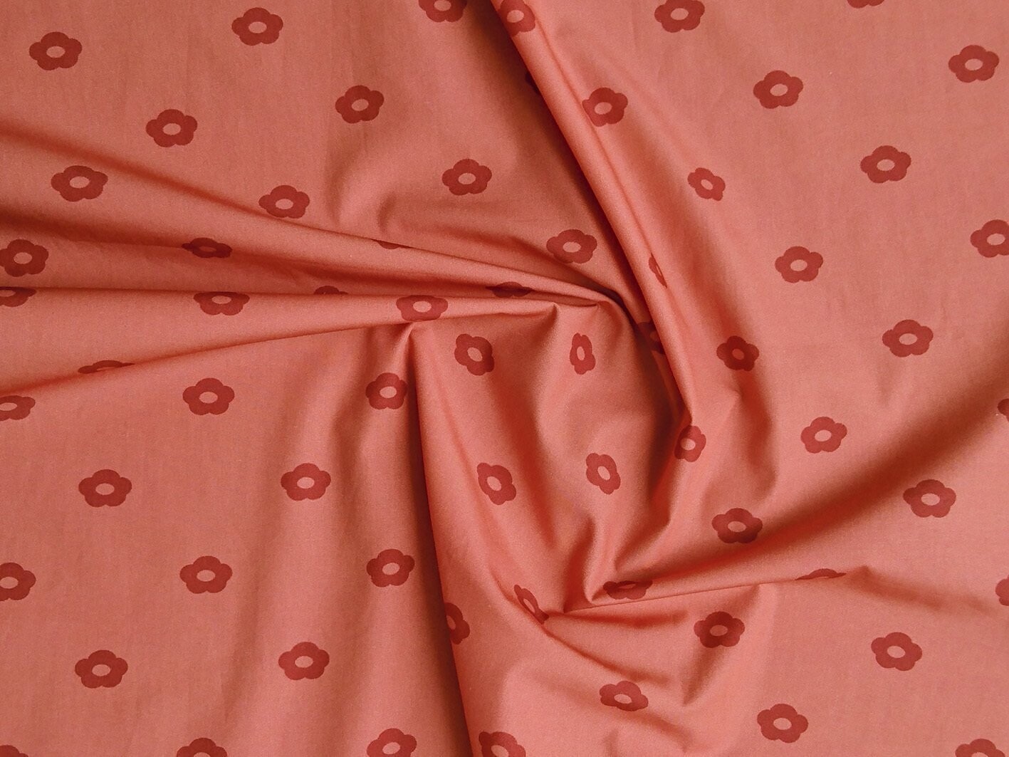 Popeline, Meterware, Baumwollstoff, Motiv Röschen, lachsfarbig-dunkelrot, bio, 145cm breit