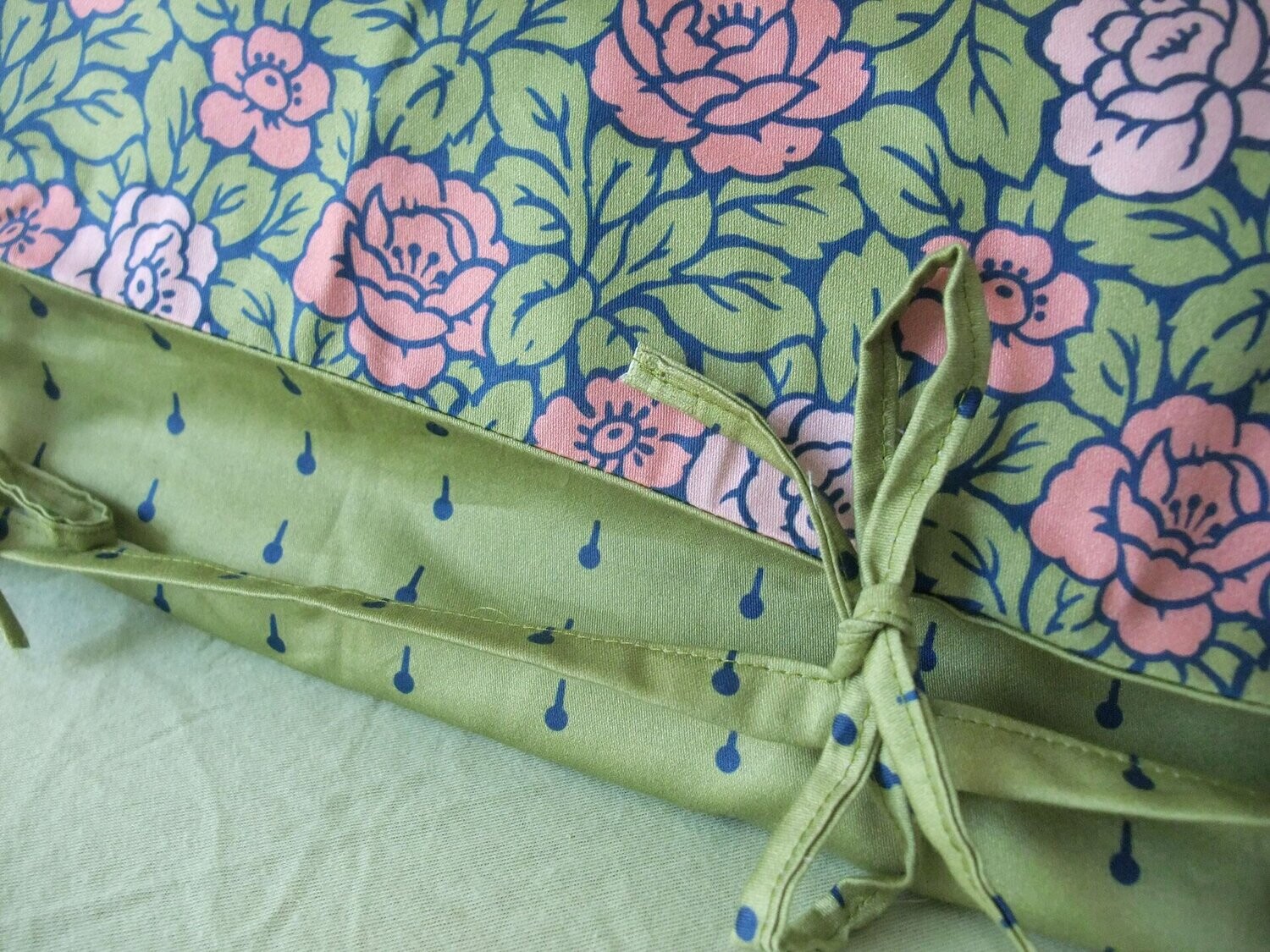 Kissenbezüge, Mako-Satin, lachsfarbige Rosen – *unser Messemodell*