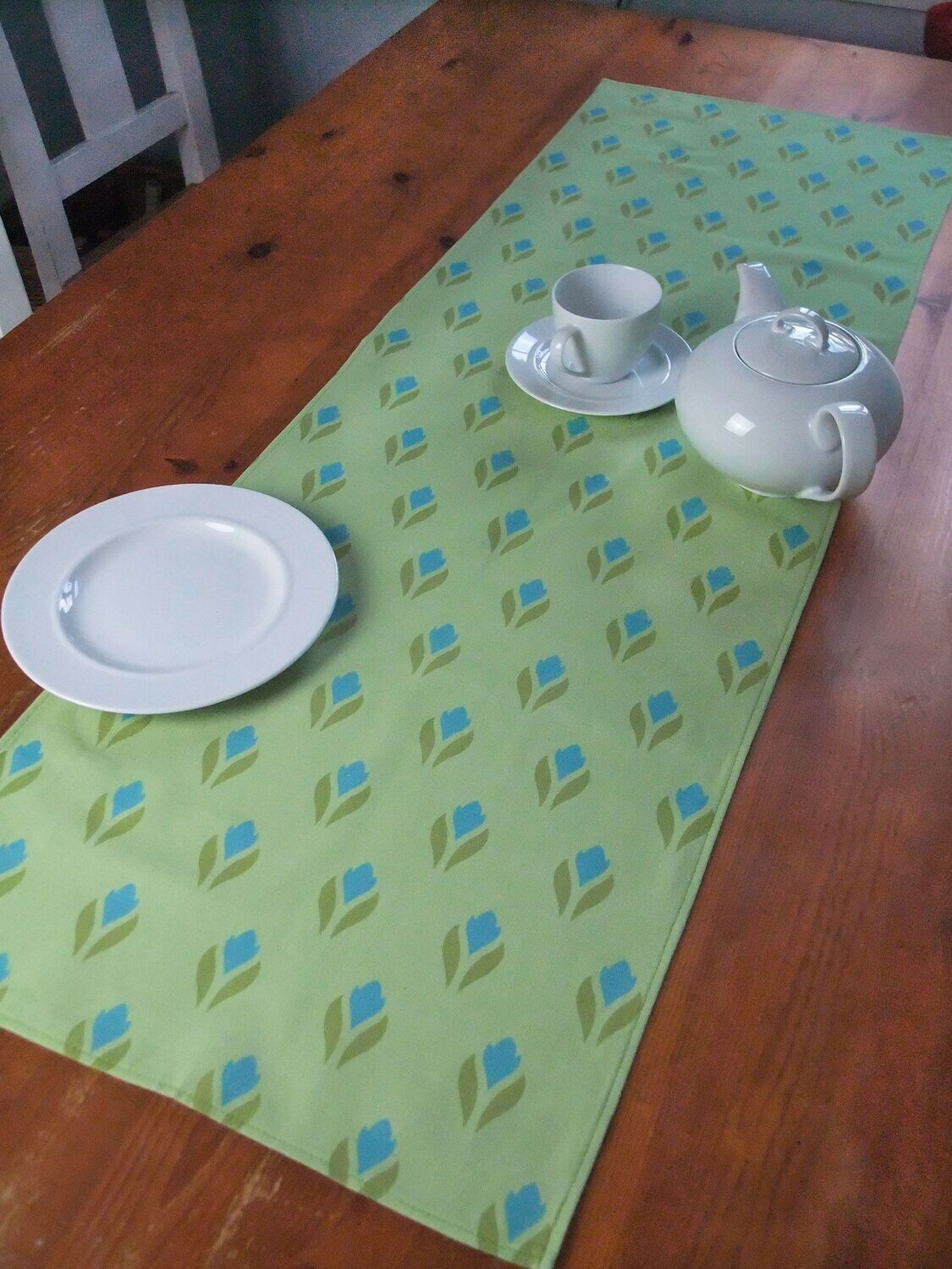 Tischläufer, 40 x 120cm, Krokusmotiv, hellgrün-grün-wasserblau
