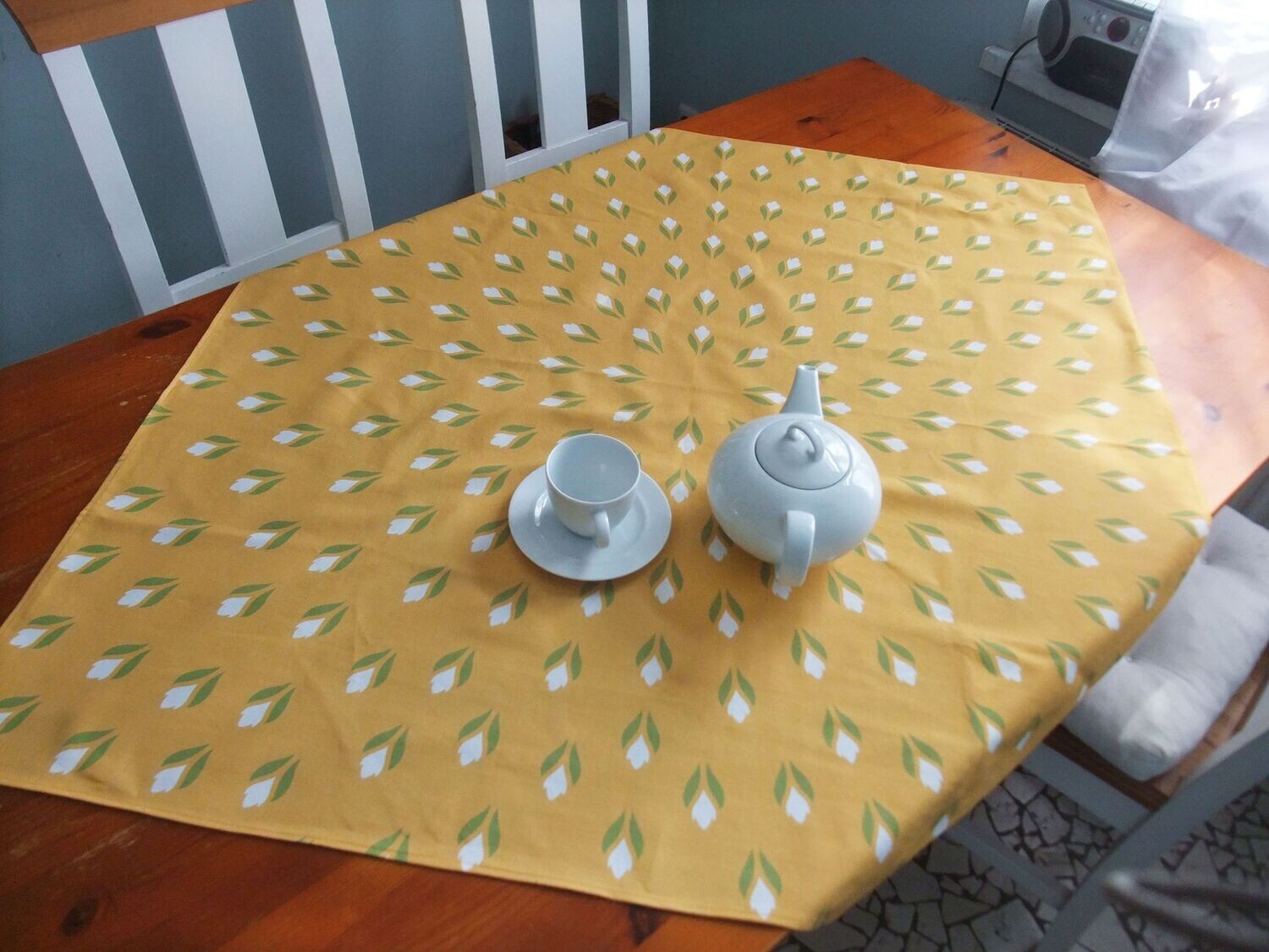 Quadratische Tischdecke, gelb/weiß, Krokusmotiv