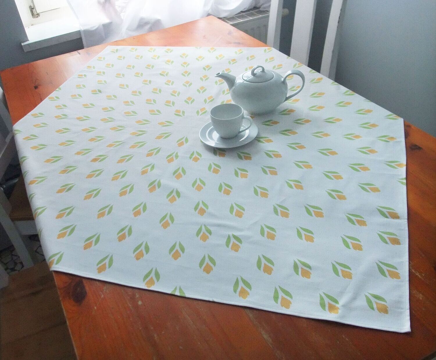 Quadratische Tischdecke, weiß/gelb, Krokusmotiv, Ostertischdecke, Frühlingsmuster
