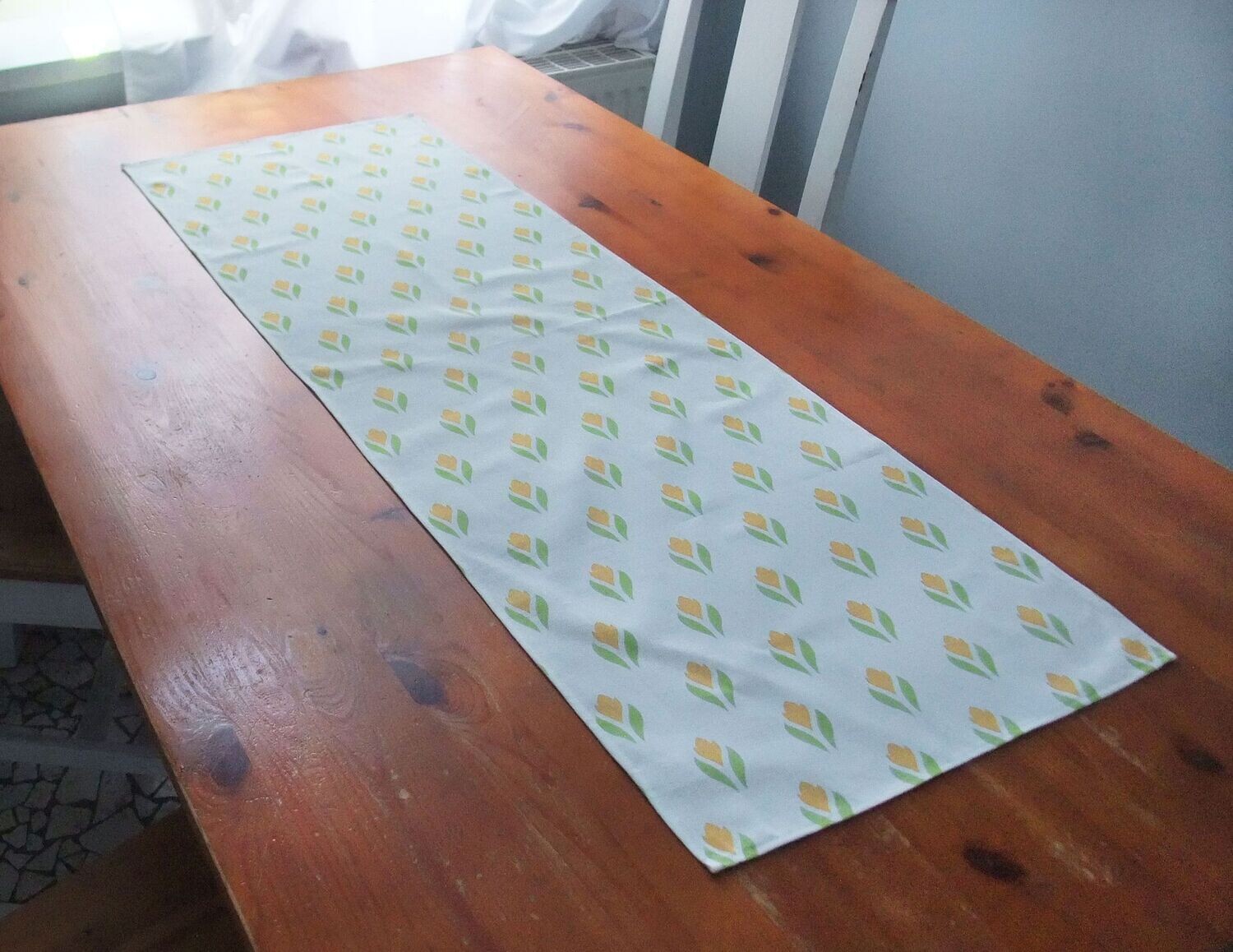 Tischläufer, 40 x 120cm, Krokusmotiv, weiß-gelb