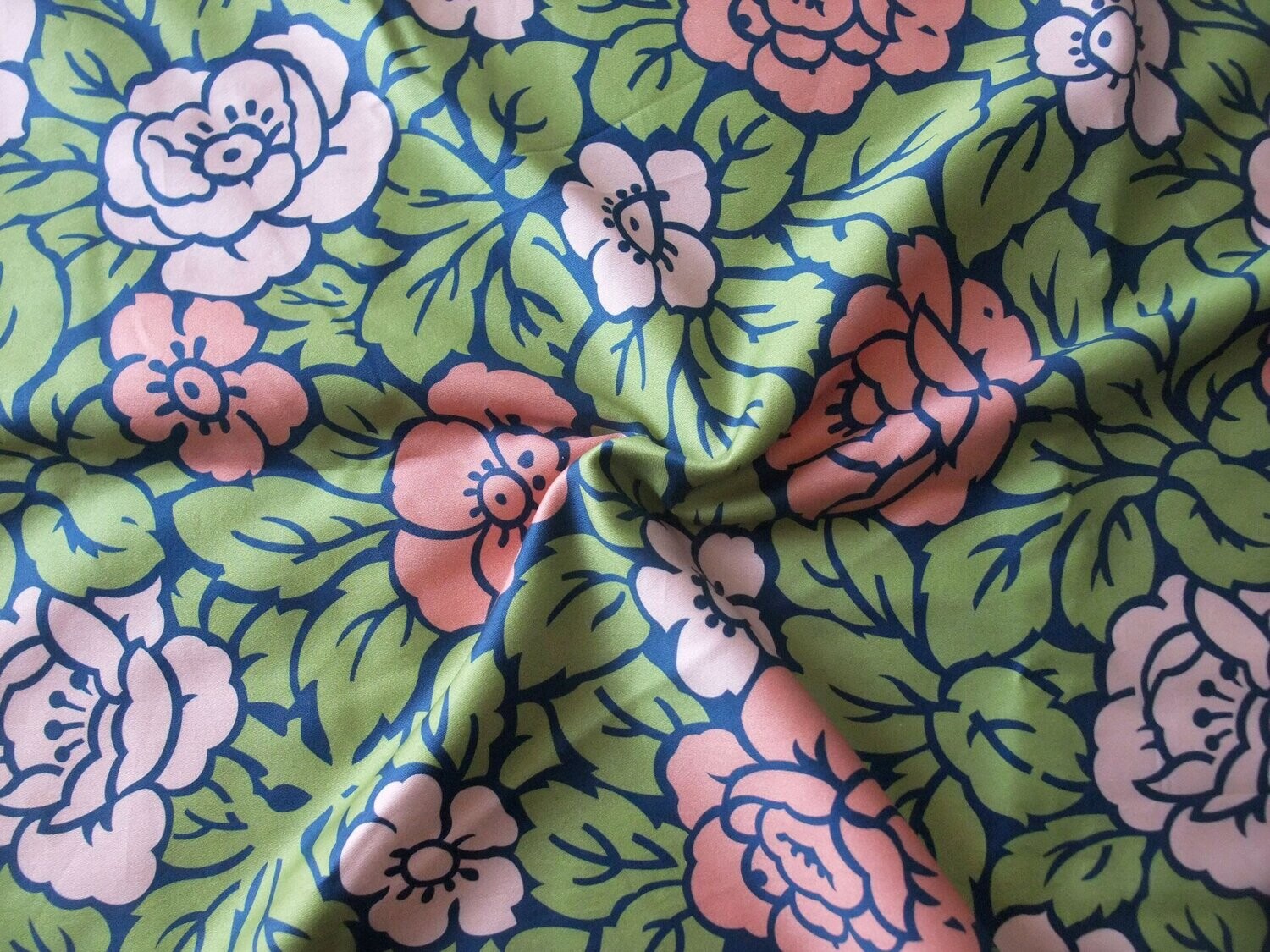 Mako-Satin, Meterware, Baumwolle,  Motiv "Rosen" mit zweifarbigen Blüten