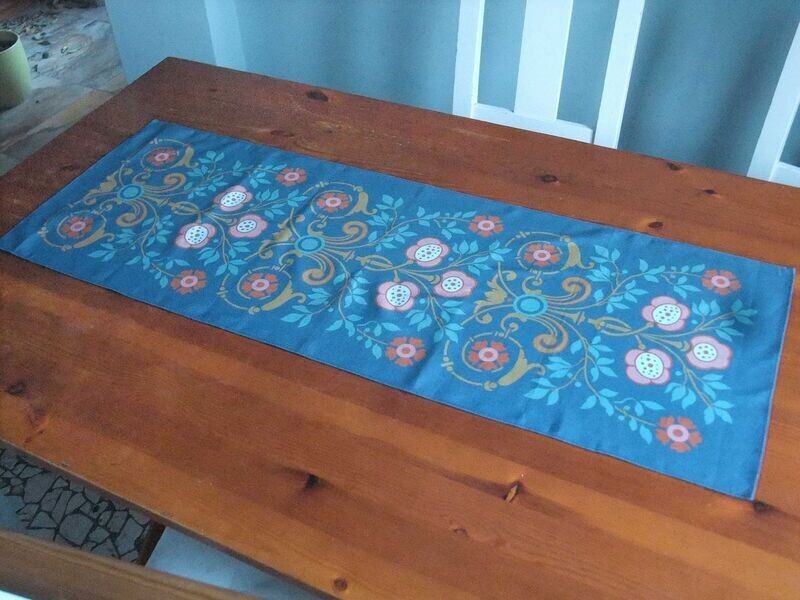Tischläufer, zwei Längen, Motiv Tischläufer, zwei Längen, Motiv "Bauerngarten", Farbstellung "Sommernacht" (Dunkelblau)