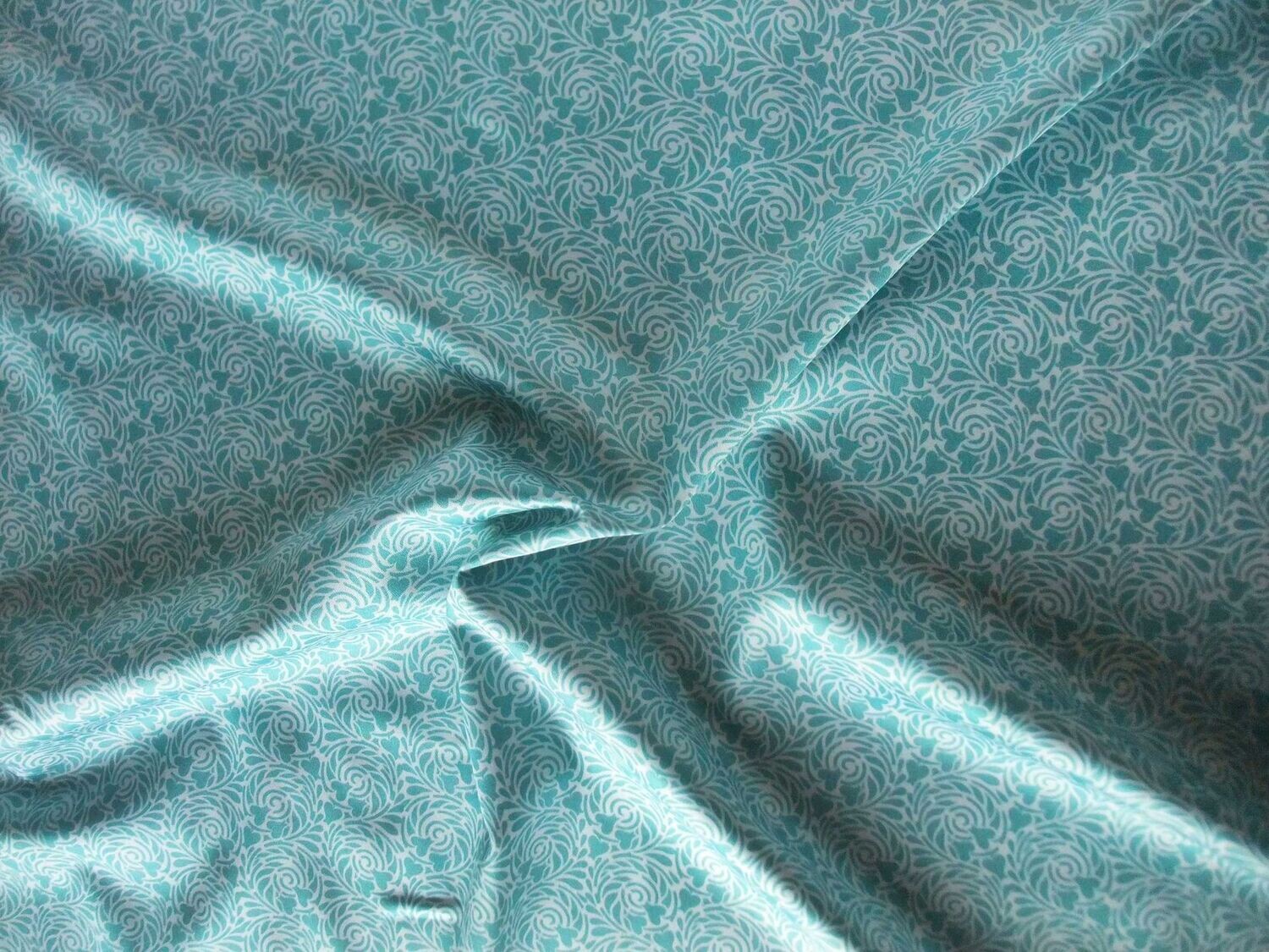 Mako-Satin, Meterware, Baumwolle,  Motiv "Rabenwiese", wasserblau