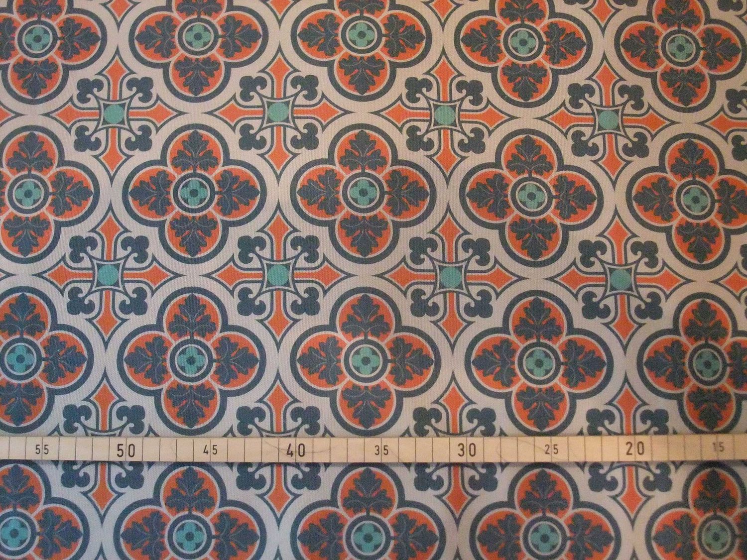 Halbpanama, Meterware, Hellgrau, Dunkelblau/hellrot, Baumwollstoff, 160cm breit, Muster "Herrenhaus", Farbstellung "blauer Fels hell"