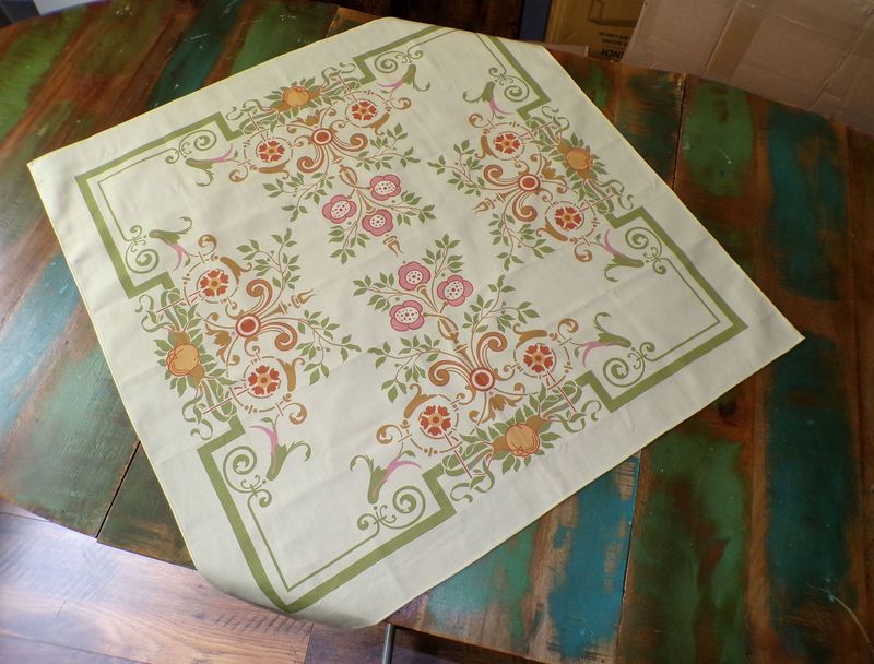 Quadratische Tischdecke,  Mitteldecke, 80x80cm, Motiv "Bauerngarten", Farbstellung "Frühlingszauber" (Vanillegelb)
