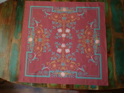 Quadratische Tischdecke,  Mitteldecke, 80x80cm, Motiv "Bauerngarten", Farbstellung "Granatapfel" (Weinrot)