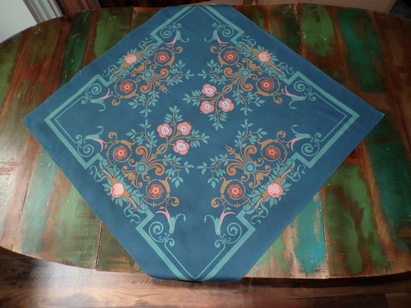 Quadratische Tischdecke,  Mitteldecke, 80x80cm, Motiv "Bauerngarten", Farbstellung "Sommernacht" (Dunkelblau)