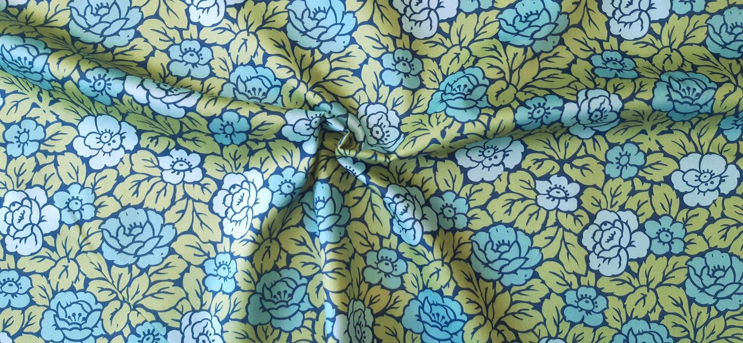 Kissenbezüge, Mako-Satin, zweifarbige wasserblaue Rosen mit grün auf Dunkelblau