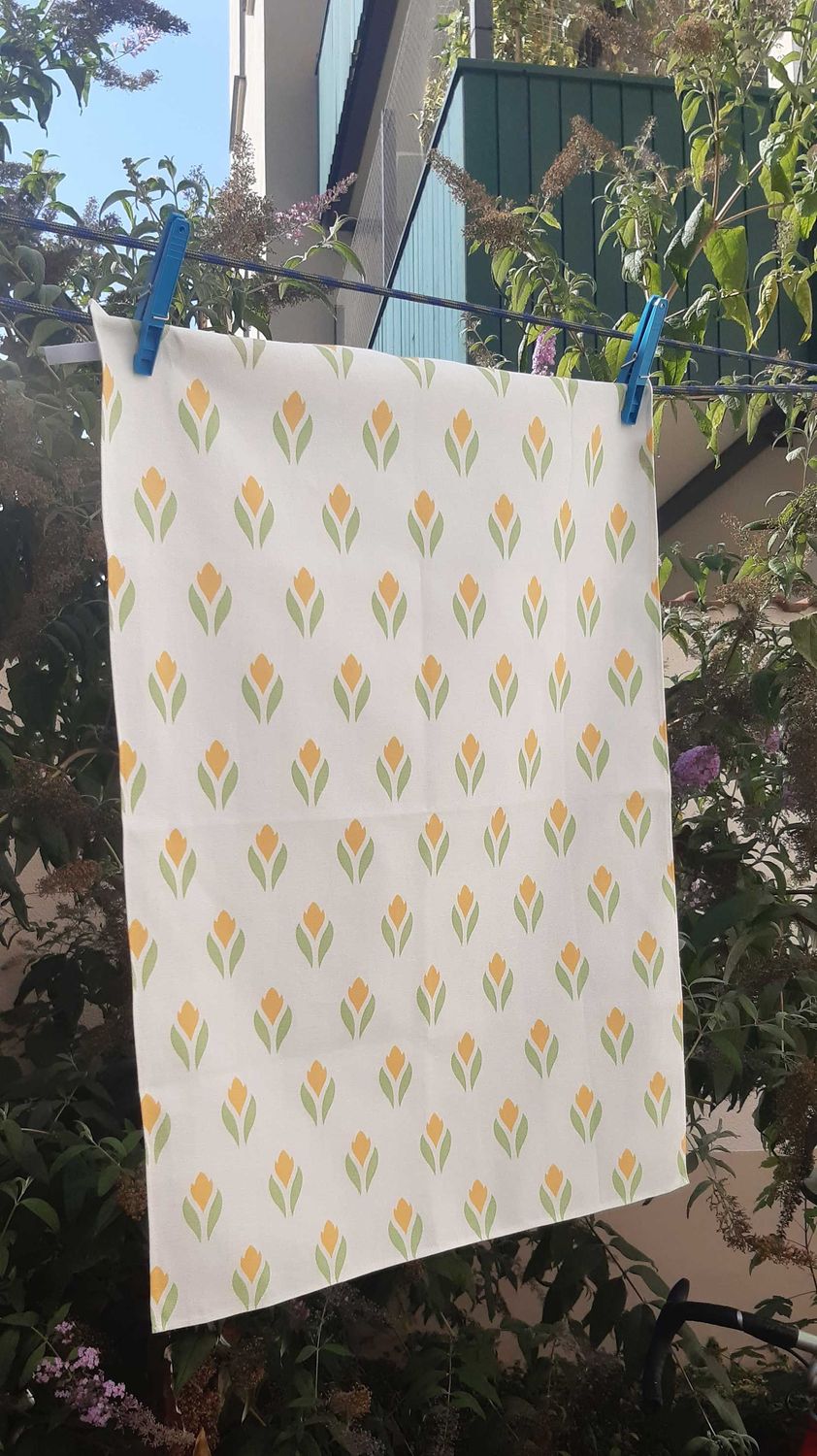 Geschirrtuch, 50x70cm, Baumwolle, Krokusmotiv, weiß mit grün-gelb, Ostern