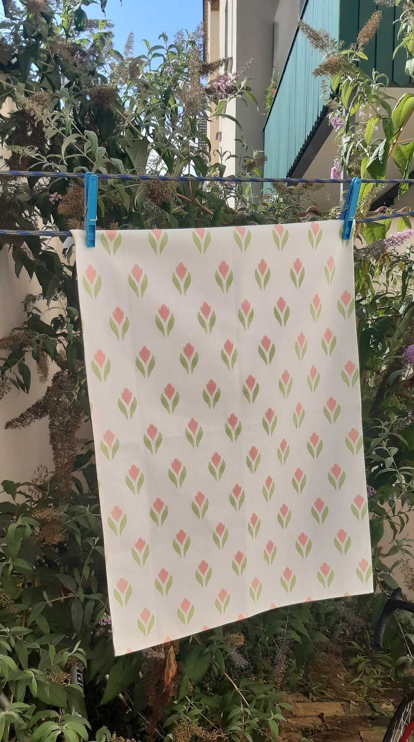 Geschirrtuch, 50x70cm, Baumwolle, Krokusmotiv, weiß mit grün-rosa, Ostern