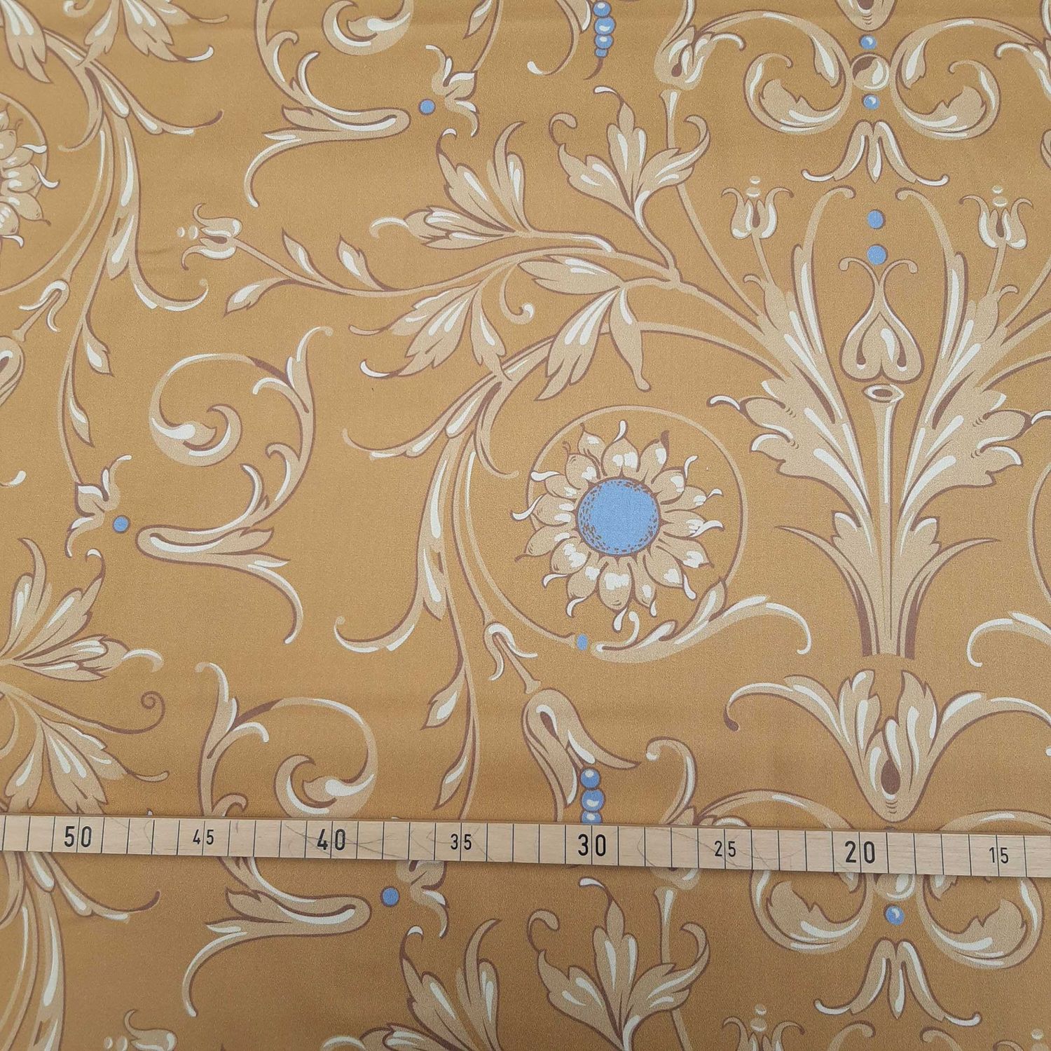 Mako-Satin, Meterware, Baumwolle,  Muster "Feldblume" in der Farbstellung "Erntefest", goldiges Hellbraun/heller Sand, taubenblau