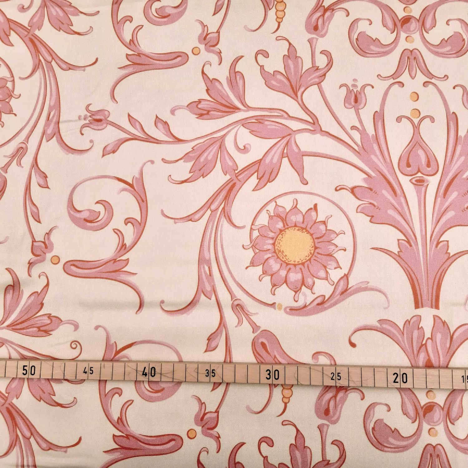Kissenhülle "Feldblume", Farbstellung Barockgeflüster, Mako-Satin, mit verdecktem Reißverschluß an der Unterseite,
