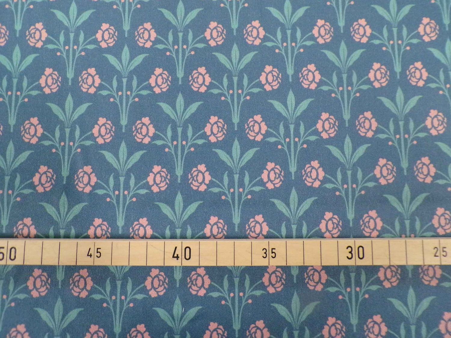 Makosatin, Meterware, Baumwollstoff, Motiv "Erker", Farbstellung "Sommernacht" (Dunkelblau), Blumenmuster türkis/altrosa