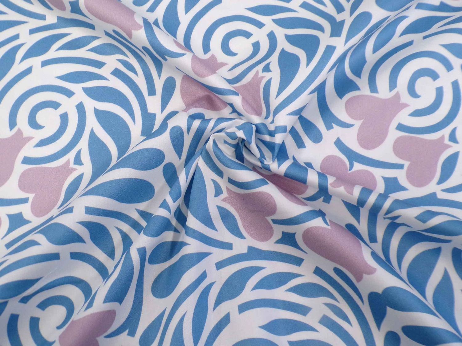 Mako-Satin, Meterware, Baumwolle,  Motiv "Rabenwiese", blau-Flieder, zwei Mustergrößen