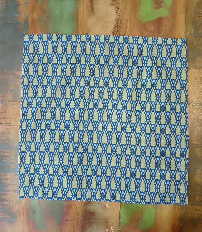 Stoffserviette, 40x40cm, 100% Baumwolle, Navy mit grünen Bäumchen und blauen Punkten, kleines Tischdeckchen, Weihnachten