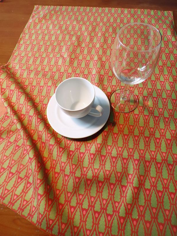 Stoffserviette, 40x40cm, 100% Baumwolle, Dunkelrot mit grünen Bäumchen und hellroten Punkten