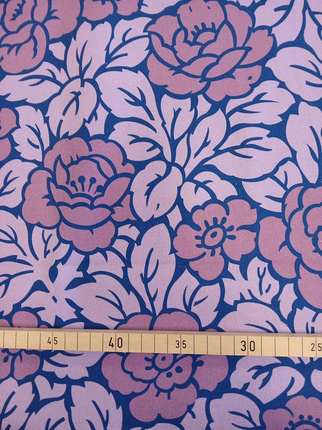 Halbpanama, Baumwolle, Meterware, violett/fliederfarbig Rosen, Jugendstil, Landhausstil, große Mustergröße, 160cm breit, dunkelblauer Hintergrund