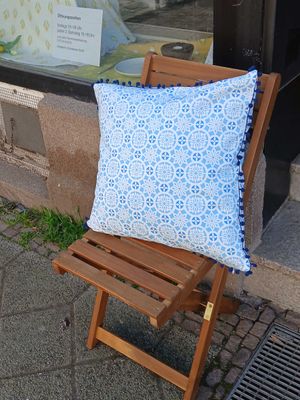 Kissenhülle, 50 x 50cm, Motiv "Schnee-2", mit dunkelblauen  Pompons, verdeckter Reißverschluß, Baumwollstoff