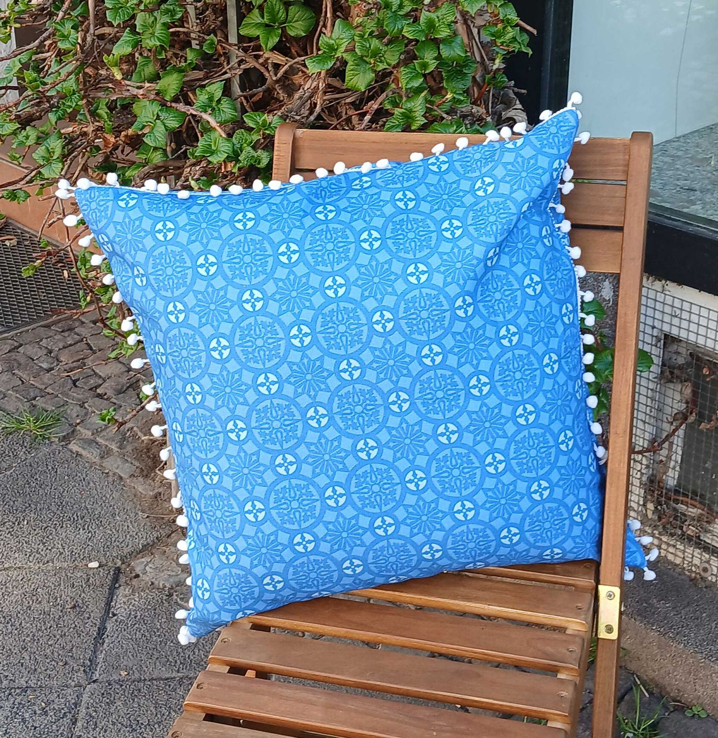blaue Kissenhülle, 50 x 50cm, geometrisches Muster "Schnee-4", mit weißen Pompons, verdeckter Reißverschluß, Baumwollstoff