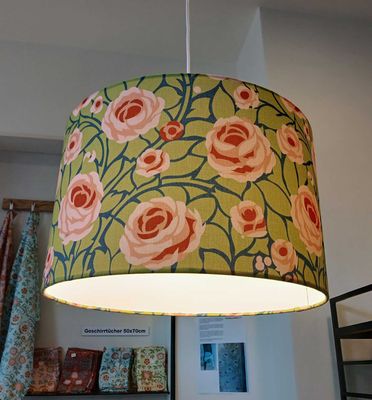 Lampenschirm mit Rosenmuster auf dunkelblauem Grundton, 30/40cm  Durchmesser, zylindrisch, Muster "Weg zum Turm"