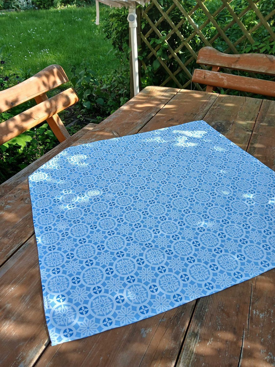 Quadratische Tischdecke,  Mitteldecke, 75x75cm, Weiß-jeansblau-blau, Baumwollstoff, "Schnee 2"
