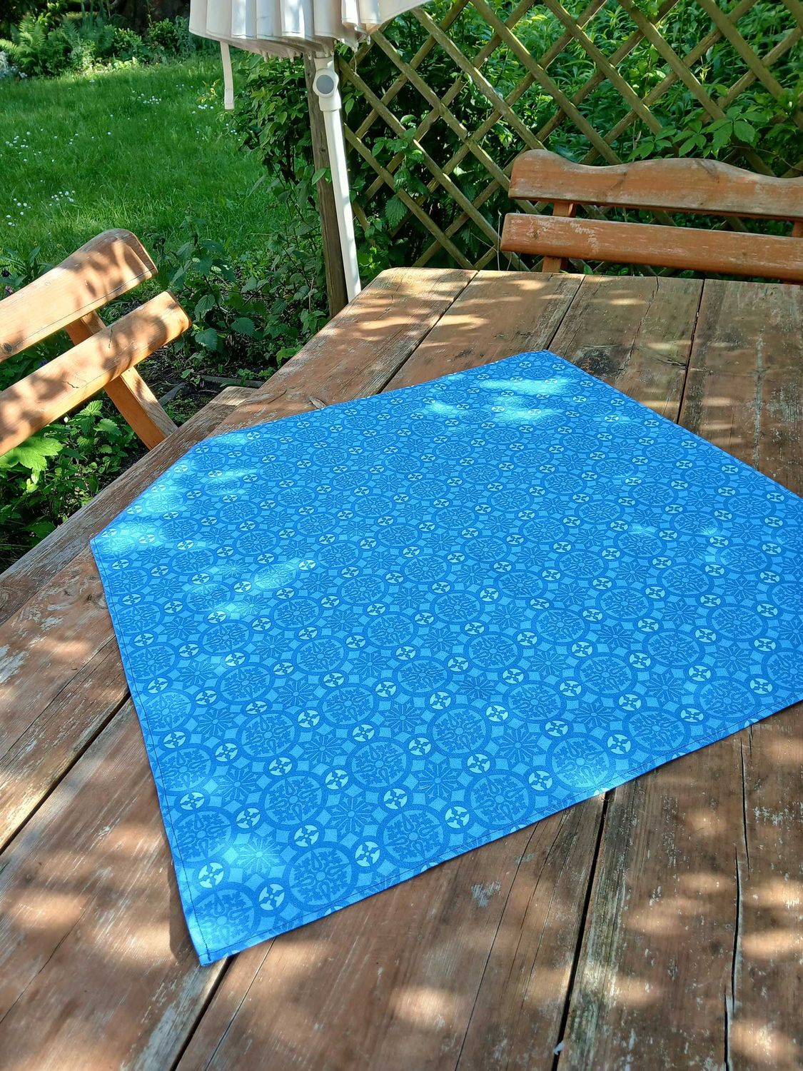 Quadratische Tischdecke,  Mitteldecke, 75x75cm, Weiß-jeansblau-blau, Baumwollstoff, "Schnee 4"