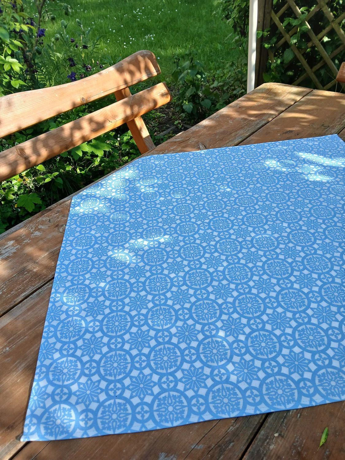 Quadratische Tischdecke,  Mitteldecke, 75x75cm, jeansblau-weiß, Baumwollstoff, "Schnee 1"