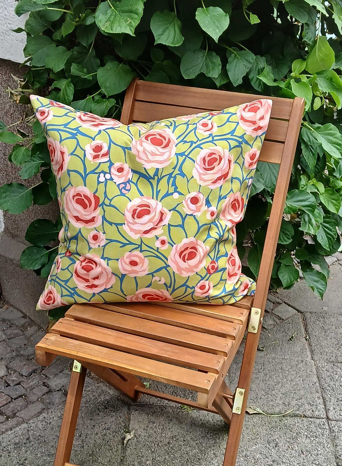 Kissenhülle mit Rosenmuster, Grün-Rottöne, 50 x 50cm, Baumwolle, Reißverschluß. Muster "Weg zum Turm", dunkelblauer Grundton