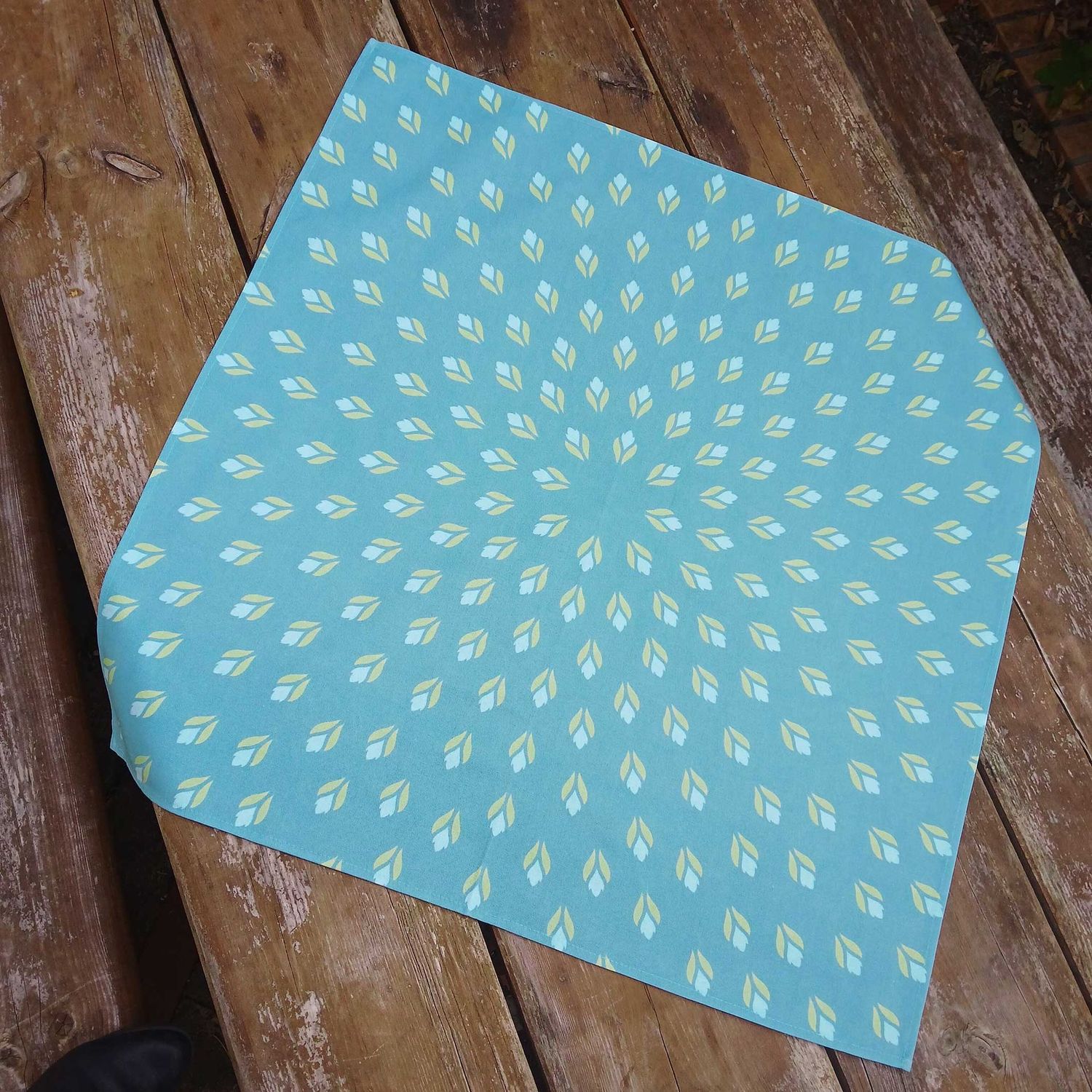 Quadratische Tischdecke,  Mitteldecke, 75x75cm, türkis, blassblau, hellgrün, Baumwollstoff, Krokus Tulpen