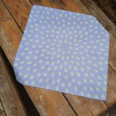 Quadratische Tischdecke,  Mitteldecke, 75x75cm, hellblau, lavendel, Baumwollstoff, Krokus Tulpen hellgrün