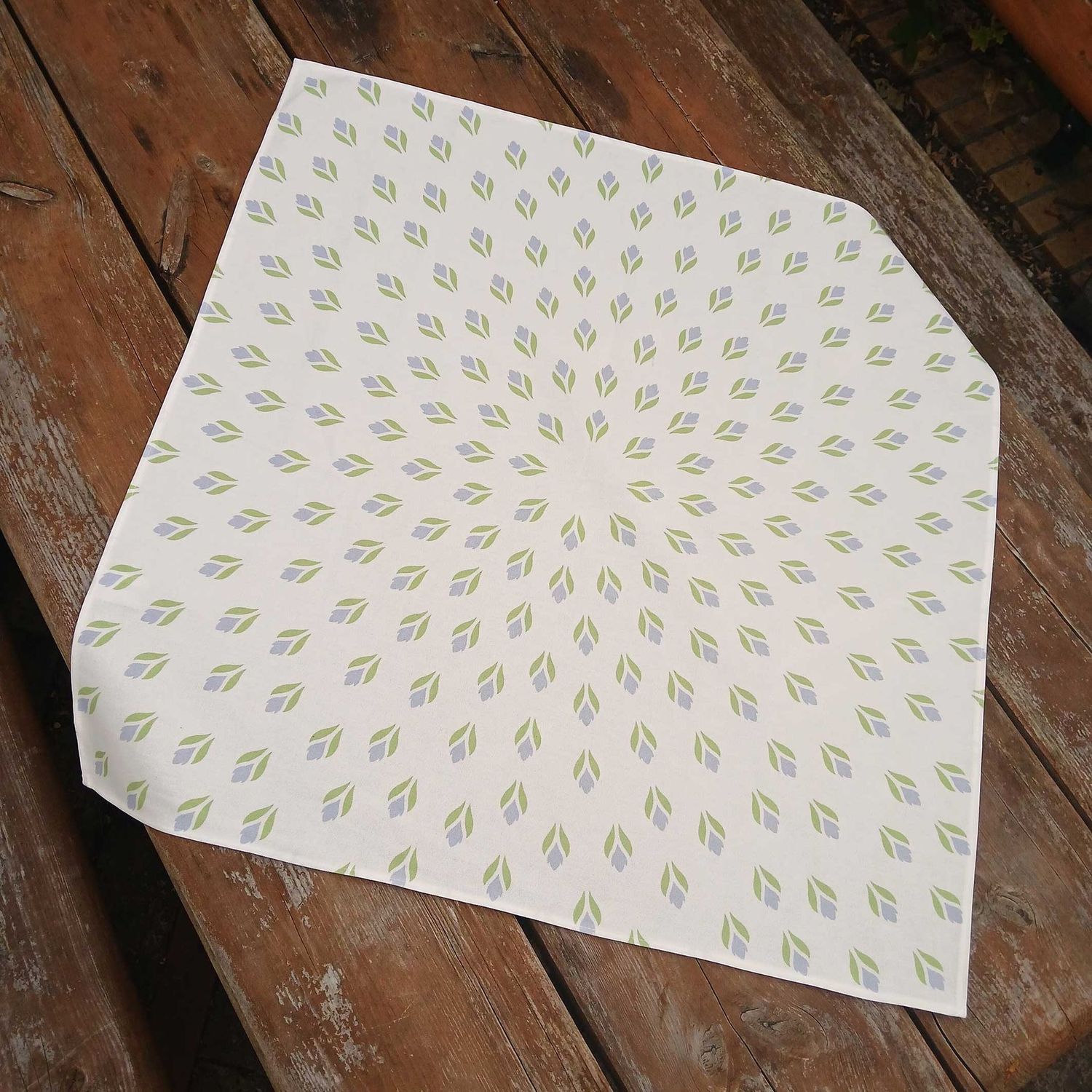 Quadratische Tischdecke,  Mitteldecke, 75x75cm, weiss, hellblau, hellgrün, Baumwollstoff, Krokus Tulpen