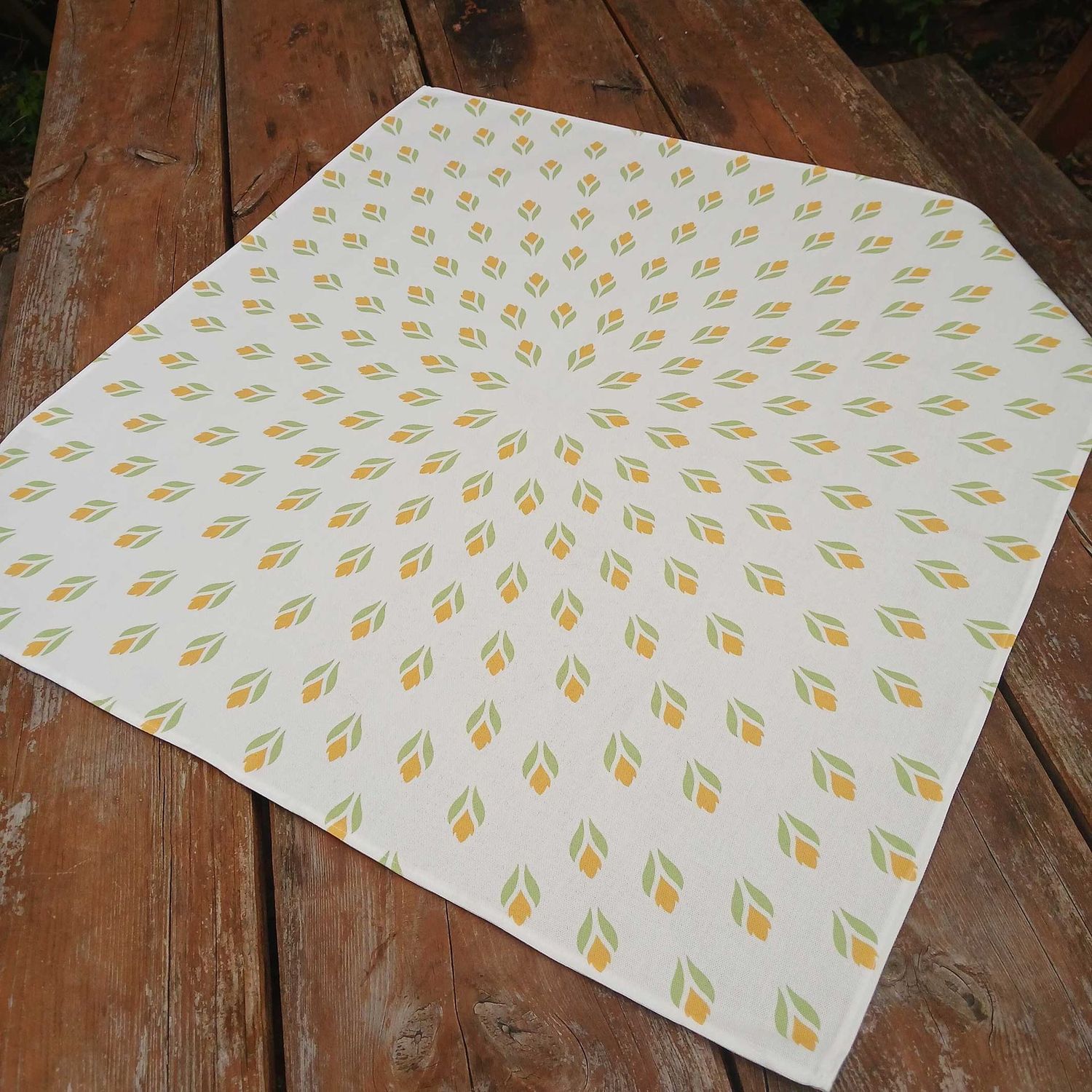 Quadratische Tischdecke,  Mitteldecke, 75x75cm, weiss, gelb, hellgrün, Baumwollstoff, Krokus Tulpen