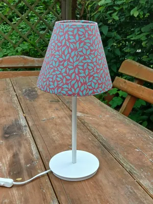 konischer Lampenschirm, Blätterwald, weinrot-türkis, Tischlampe, kegelförmig, Nachttischlampe, Makosatin, Farbstellung "Granatapfel"