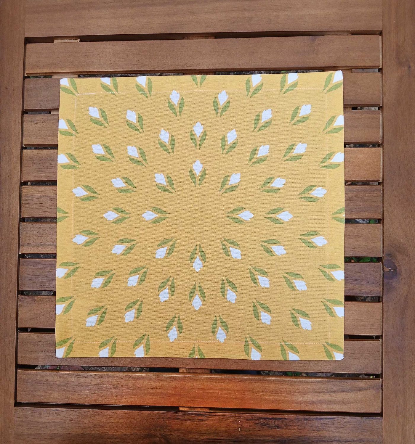 Stoffserviette, 40x40cm, 100% Baumwolle, gelb, Krokusse, weiß/grün, mit Briefecken-Saum 25mm, Tischdeckchen
