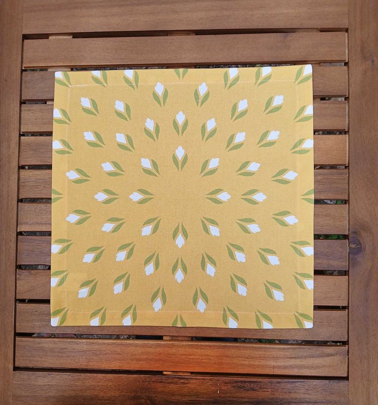 Stoffserviette, 40x40cm, 100% Baumwolle, gelb, Krokusse, weiß/grün, mit Briefecken-Saum 25mm, Tischdeckchen