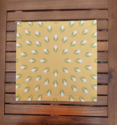 Stoffserviette, 40x40cm, 100% Baumwolle, gelb, Krokusse, weiß/grün, mit Briefecken-Saum 25mm, Tischdeckchen