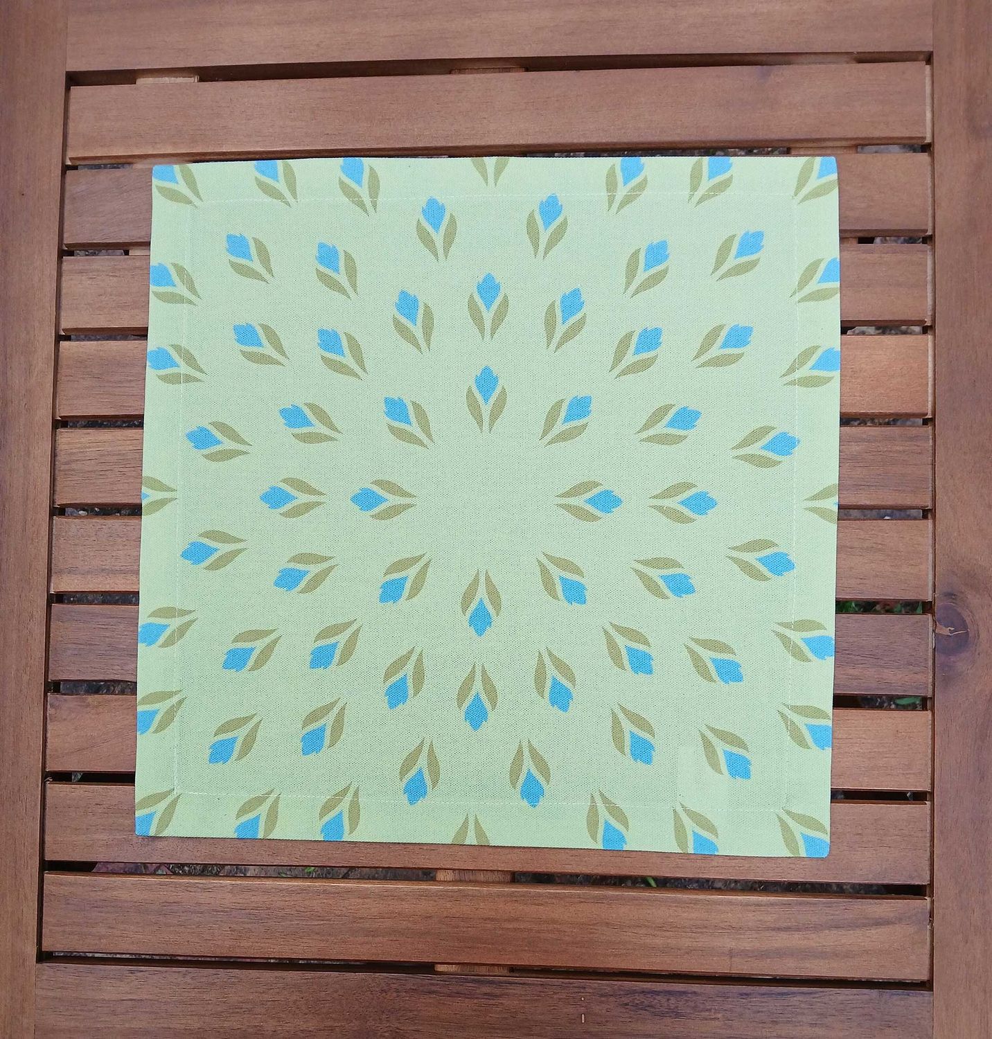 Stoffserviette, 40x40cm, 100% Baumwolle, hellgrün, Krokusse, grün/türkis, mit Briefecken-Saum 25mm, Tischdeckchen