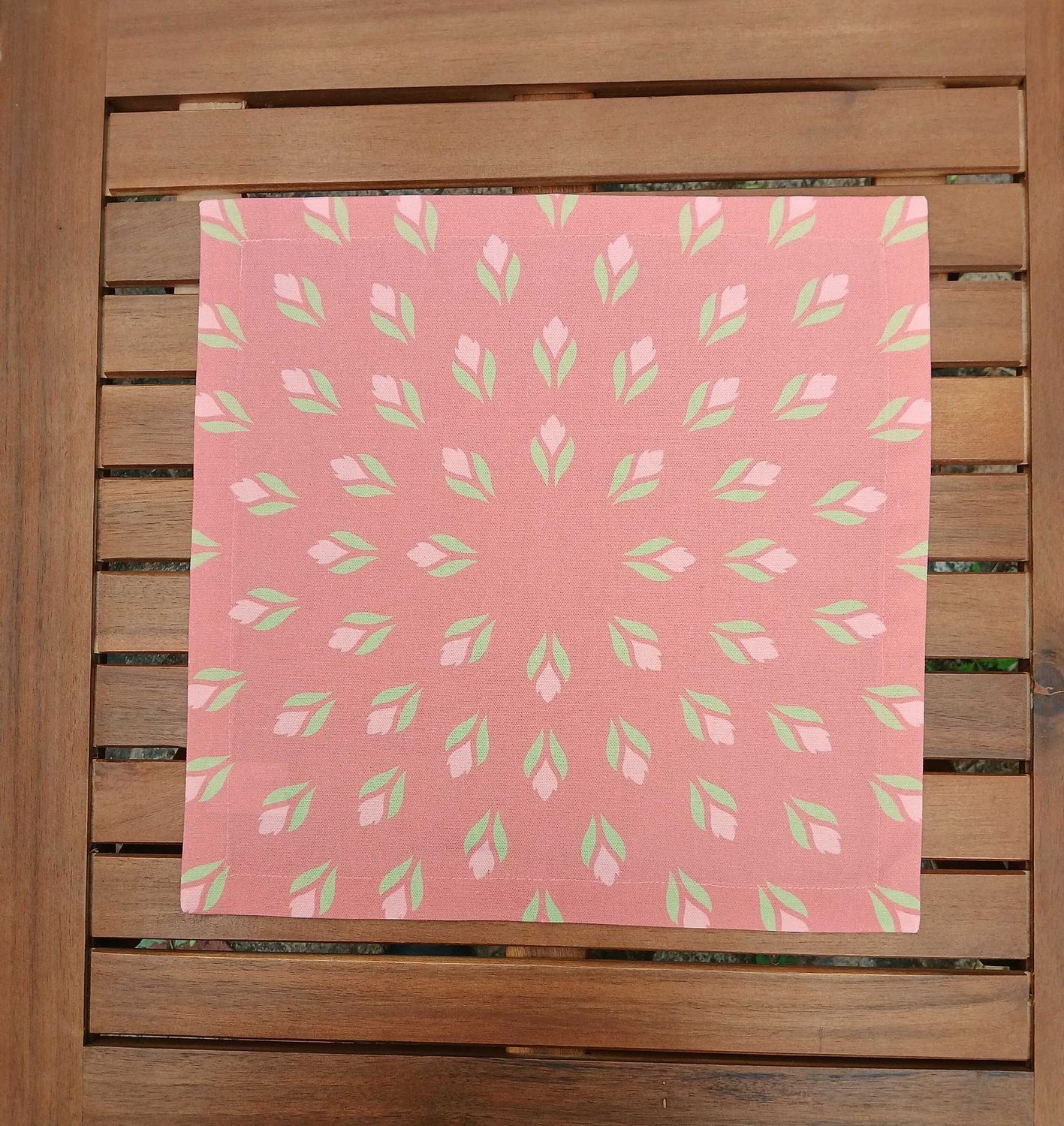 Stoffserviette, 40x40cm, 100% Baumwolle, lachsfarbig, Krokusse, hellgrün/rosa, mit Briefecken-Saum 25mm, Tischdeckchen