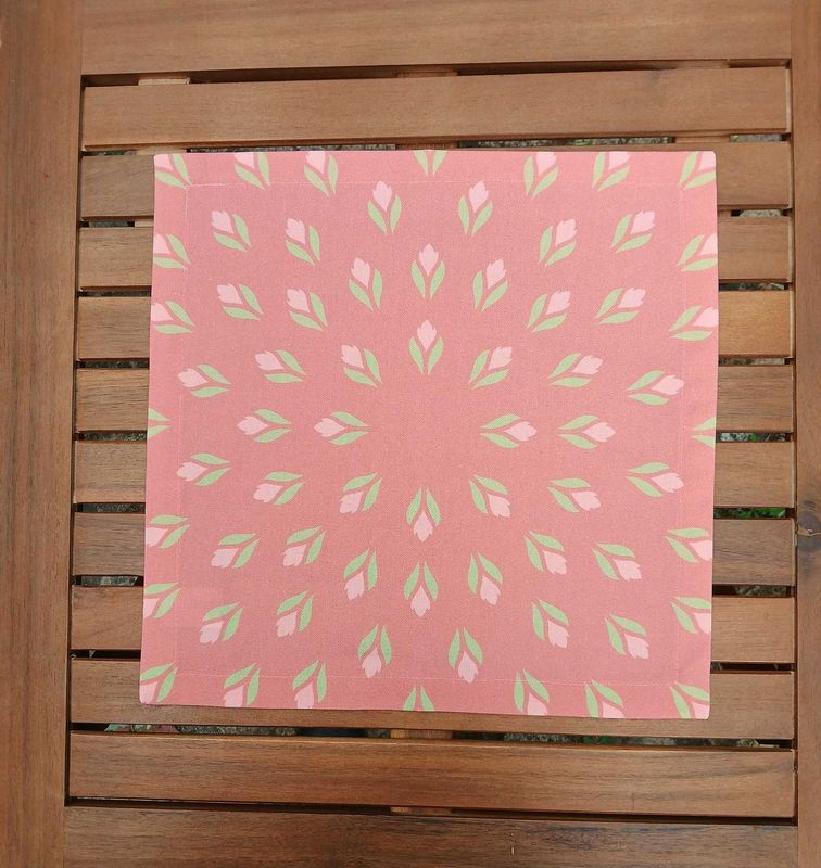 Stoffserviette, 40x40cm, 100% Baumwolle, lachsfarbig, Krokusse, hellgrün/rosa, mit Briefecken-Saum 25mm, Tischdeckchen