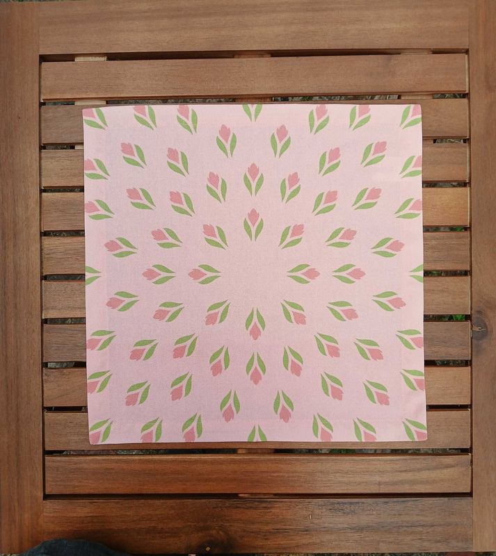 Stoffserviette, 40x40cm, 100% Baumwolle, rosa, Krokusse, hellgrün/lachsfarbig, mit Briefecken-Saum 25mm, Tischdeckchen