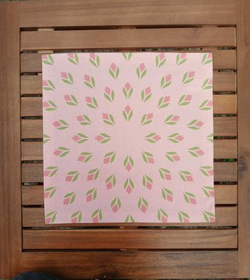 Stoffserviette, 40x40cm, 100% Baumwolle, rosa, Krokusse, hellgrün/lachsfarbig, mit Briefecken-Saum 25mm, Tischdeckchen