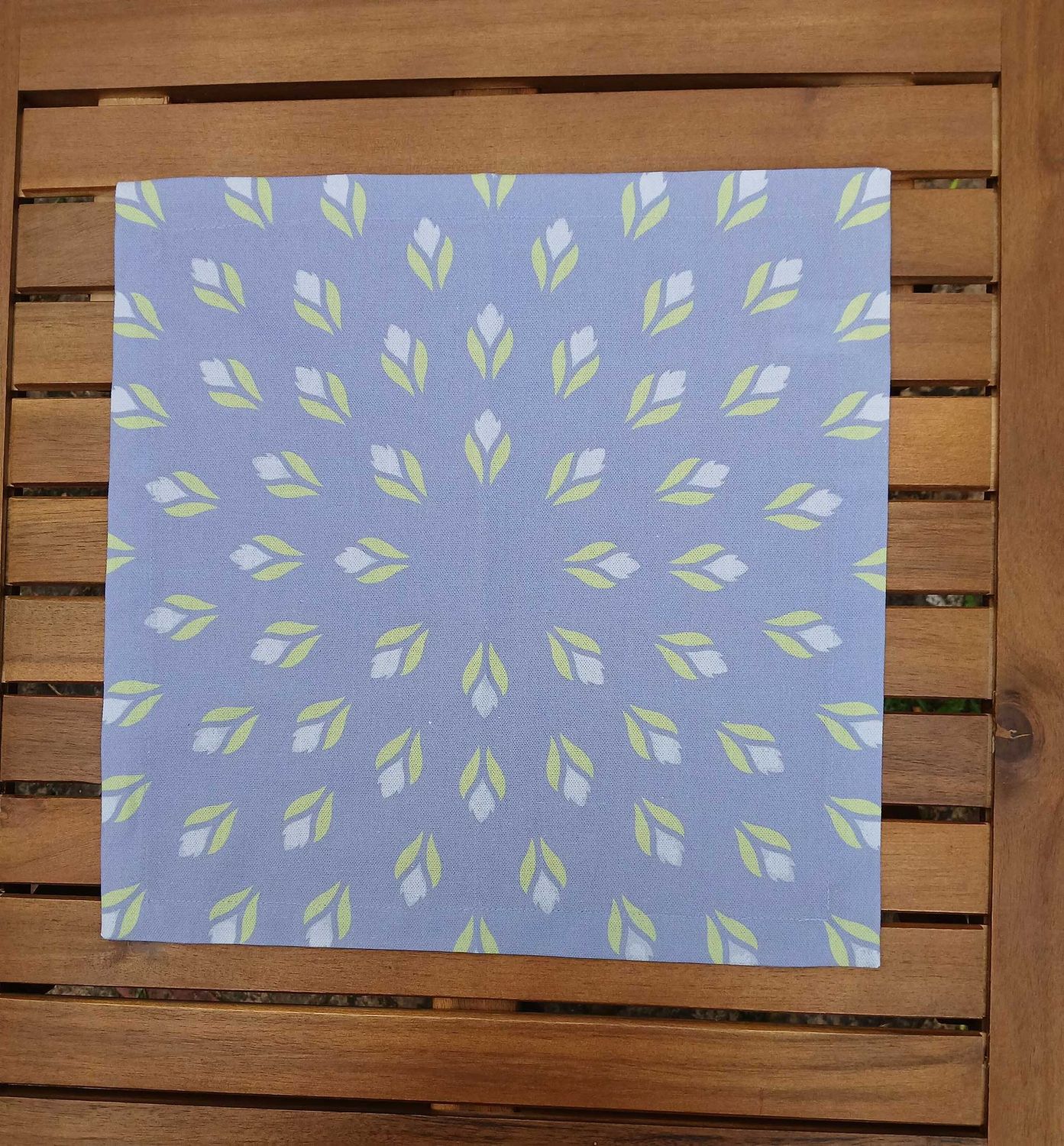 Stoffserviette, 40x40cm, 100% Baumwolle, lavendelfarbig, Krokusse, hellgrün/hellblau, mit Briefecken-Saum 25mm, Tischdeckchen, ultramarinblau