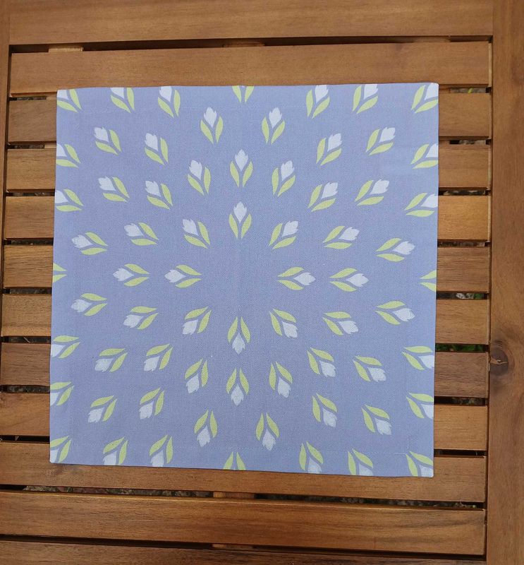 Stoffserviette, 40x40cm, 100% Baumwolle, lavendelfarbig, Krokusse, hellgrün/hellblau, mit Briefecken-Saum 25mm, Tischdeckchen, ultramarinblau Stoffserviette, 40x40cm, 100% Baumwolle, lavendelfarbig, Krokusse, hellgrün/hellblau, mit Briefecken-Saum 25mm, Tischdeckchen, ultramarinblau